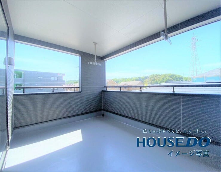 充分な広さが確保された南向きのバルコニー。日当たりのよい住宅エリアですので、多くの陽光が降り注ぎ、室内には陽だまりを生み出してくれます!