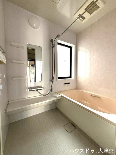 窓付きで換気もできます!ゆったり浸かれる明るいバスルーム♪