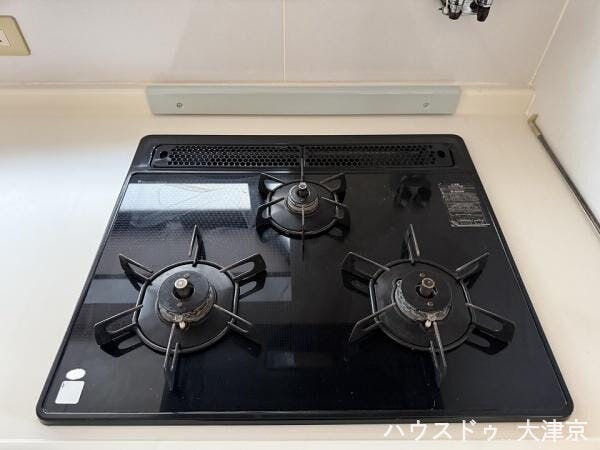 3口ガスコンロ。お手入れしやすい天板です