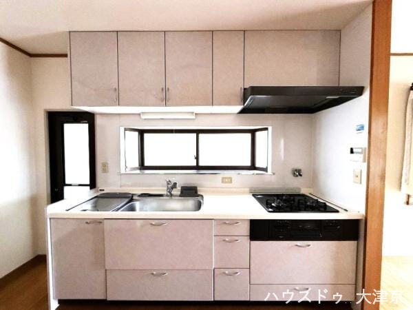 上下に収納たっぷり!窓からの光が明るい機能的なキッチン