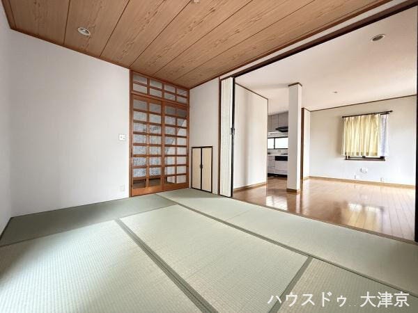 リビング横の畳コーナーでゆったりくつろげそうですね♪