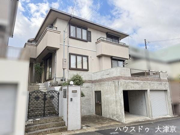 【外観】
重厚感のあるタイル貼りの外観。シャッター付ガレージで愛車も安心