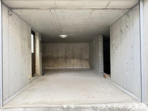 雨の日も安心!車を守るシャッター付ガレージは趣味の空間にも♪