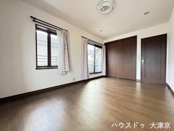 明るい主寝室。壁一面のクローゼットでたっぷり収納♪