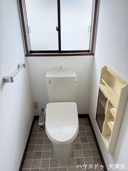 温水洗浄便座で毎日快適。小窓付きで衛生的なトイレ空間