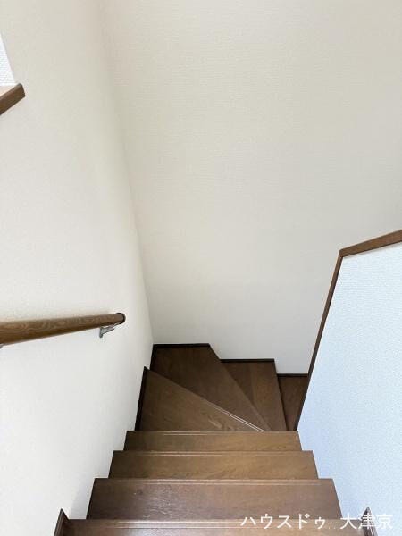 手すり付きで昇り降りも安心。木の温もりを感じる階段設計。
