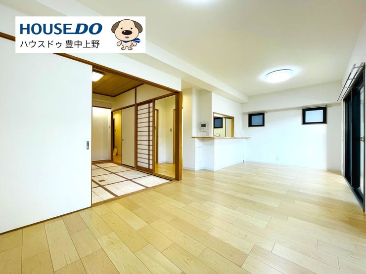 【外観】
【LDK】
南向きバルコニーに面しており、二面採光で明るい室内!隣接する和室の扉を開放していただくと、20帖越えの室内として広々使っていただけます!