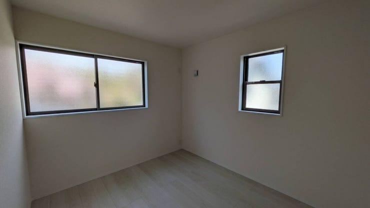 ◇2面採光で明るい洋室