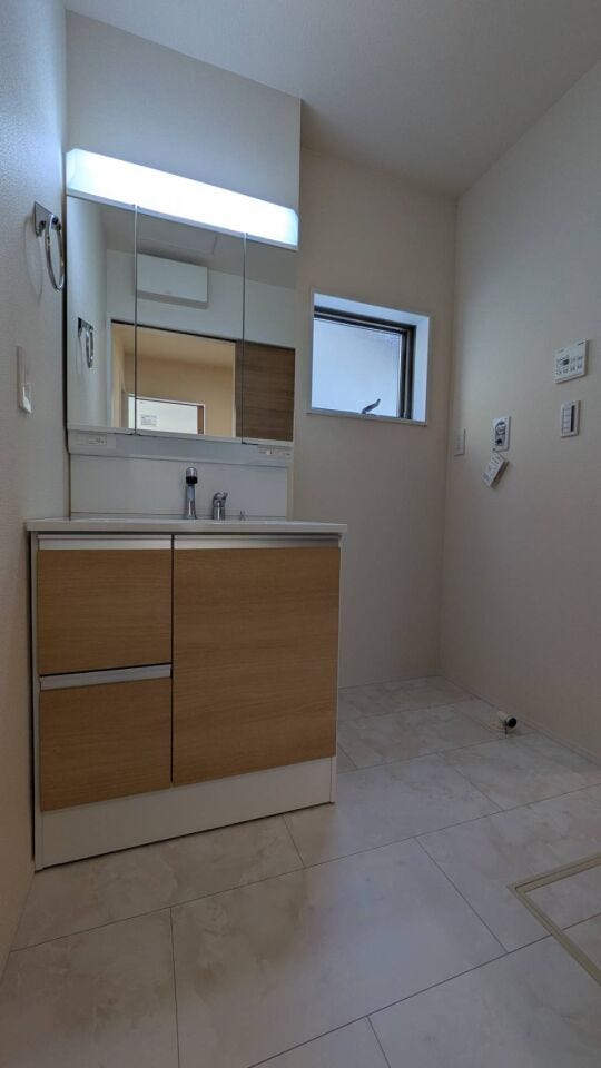 ◇ホワイトとナチュラルウッドカラーの洗面台で清潔感のある空間となっています