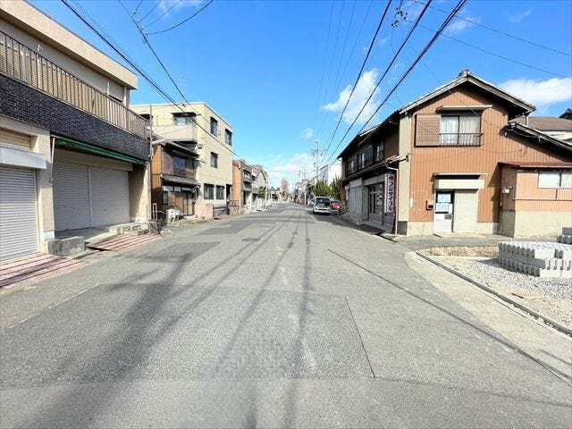 幅員約8.5mの前面道路です。広々としていて、街並みが開放的で圧迫感がありません。