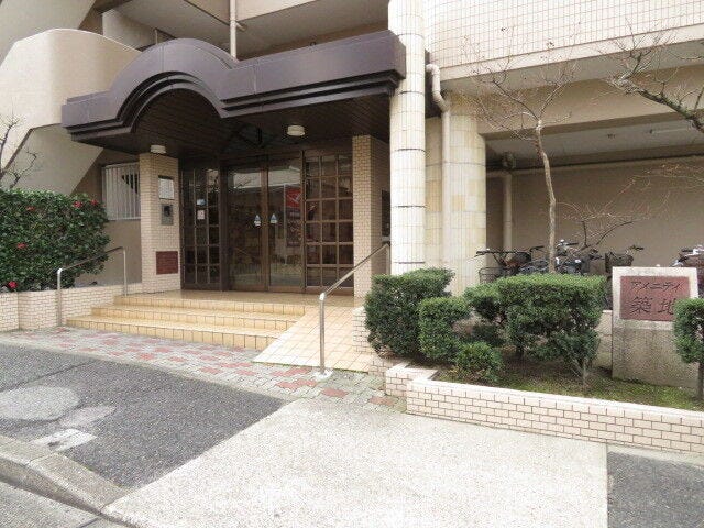 エントランスの一部ともいえるロビー。広々としていて明るいロビーは、マンションを上品に魅せる外せないスペースといえます。