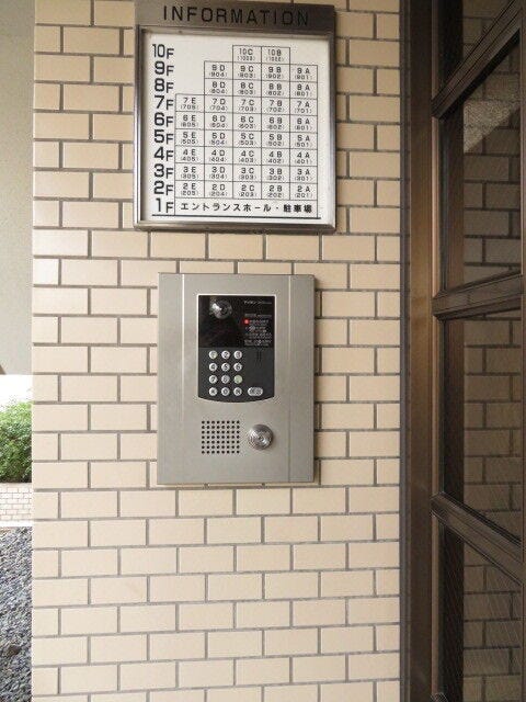 オートロックのモニター付きは訪問者の顔が見えるので、安心感が高いですね。セールスや勧誘なども回避しやすいメリットもあります。