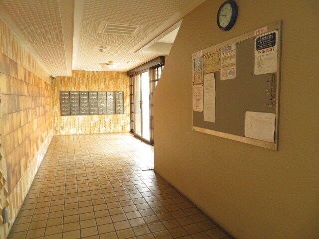 エントランスそばにポストがありますので、お部屋に帰る前に郵便物の確認をすることができますね。