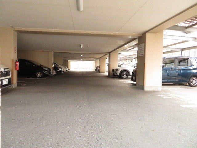 敷地内に駐車場ございます。空状況につきましては担当者にお問い合わせください。