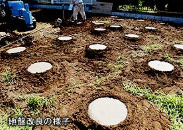 地盤の強度に少しでも懸念がある土地については補強の杭を打ち込むなどの地盤改良を行っております。万が一の時に、地盤保証で修復するより、最初から地盤改良を行っておいた方が安心と考えます