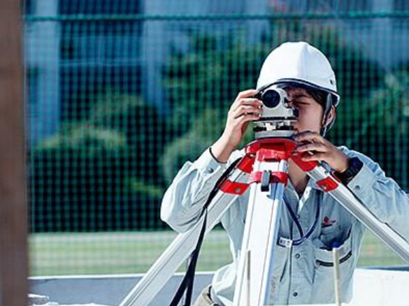 基礎コンクリートや木の土台の高さや水平を測量機を使って正確に測定し、天端レベル確認。また、コンクリート基礎の上に置く土台を中央に設置し、アンカーボルトで固定させるために、土台墨作業を徹底しています。