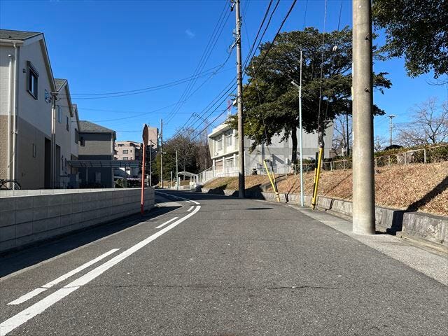 幅員約6mの前面道路です。車が余裕を持ってすれ違うことが出来る道幅です。車の出し入れも余裕を持って行うことが出来ます。
