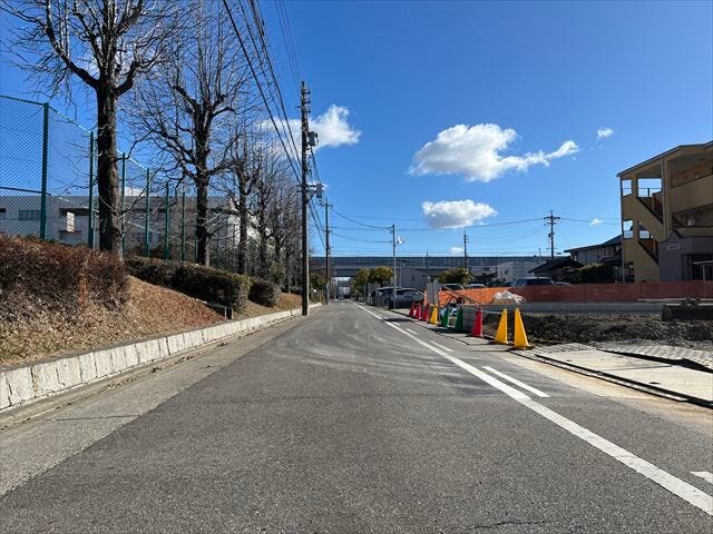 幅員約6mの前面道路です。車がすれ違うのに十分な道幅です。車が2台と通行人も通れる幅となっています。