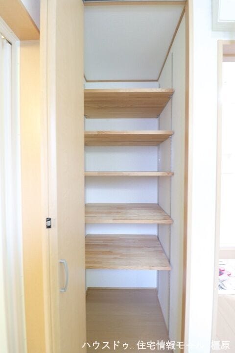 洗面室にも収納棚を設置しました。タオルや日用品の定位置にぴったりですね。