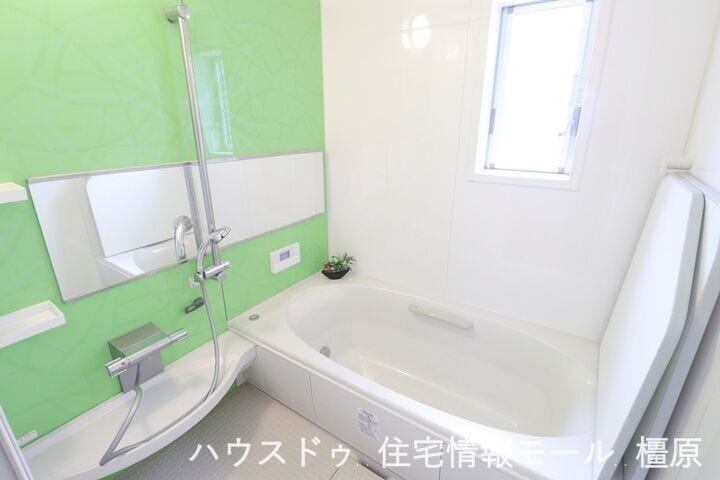 半身浴もゆっくり楽しめる1坪の広々浴室。足を伸ばしておくつろぎください