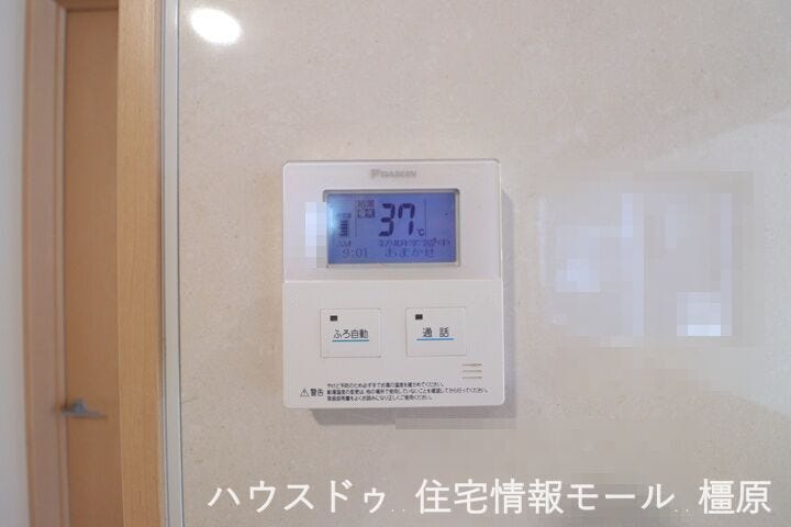 タン一つでお湯はり等の操作ができるオートバス機能付きです