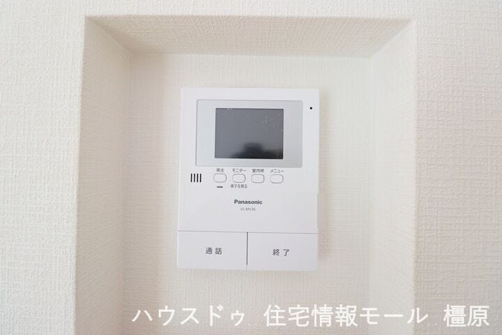 来訪者の顔を見ながら対応できるので、お子様だけの留守番も安心です。