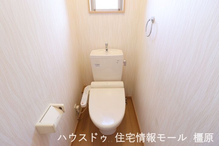 温水洗浄便座を完備しました。