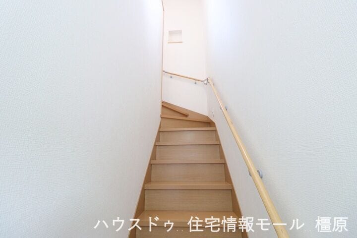 リビングを通らずに2階へ行ける配置。プライバシーも保たれ、お部屋の冷暖房効率も損ないません。