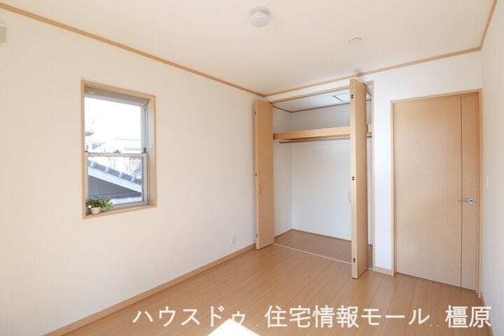 【西側6帖】大容量のクローゼットをもうけており、沢山の衣類や小物もすっきり整理できます。