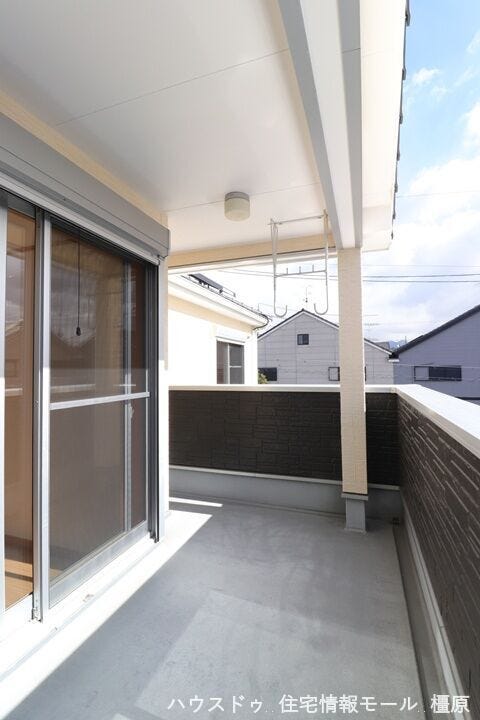 屋根があり突然の雨でもお洗濯物を濡らす心配はありません。