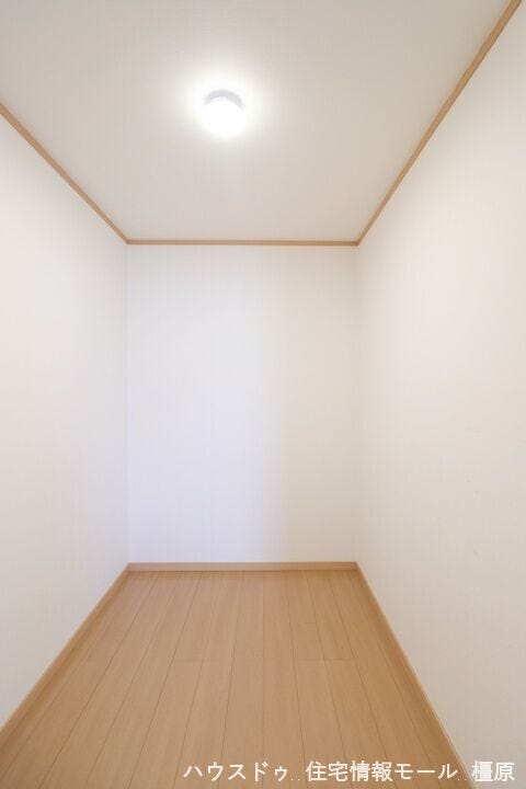 2階廊下のウォークインクローゼットは衣類だけでなくスーツケース等の収納にも役立ちますね