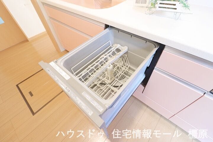 食器洗浄乾燥機を完備。高温のお湯と水圧で洗浄し、手洗いよりも清潔です