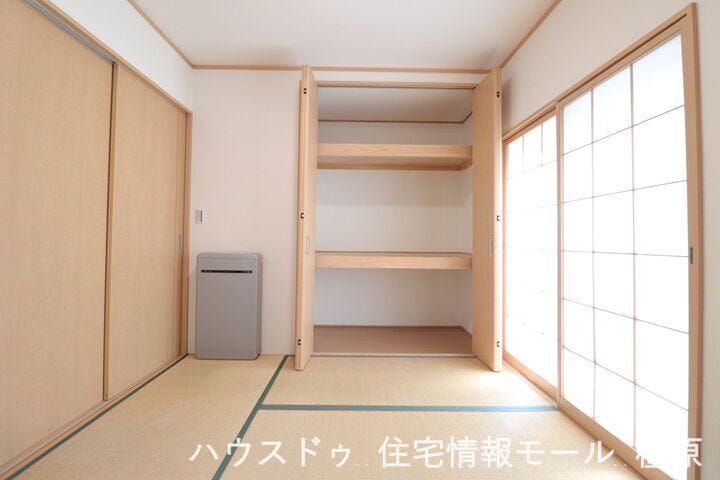 押入はクローゼットタイプを採用しております。ふすま貼替の手間も無く、お手入れ楽々です。