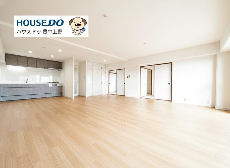 【外観】
【LDK】
リフォーム済み&約24.8帖のLDKです!どんな家具の配置にするか、想像が膨らみそうなお部屋ですね!