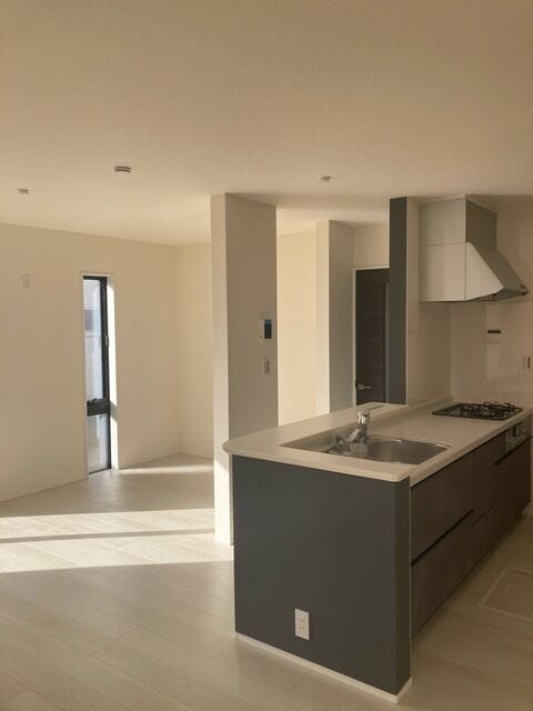 【キッチン】
光と風があふれる開放的なリビングダイニングには自然と家族みんなが集まってきます。 明るく穏やかな空気のなかで飲んだり、食べたり、笑ったり♪