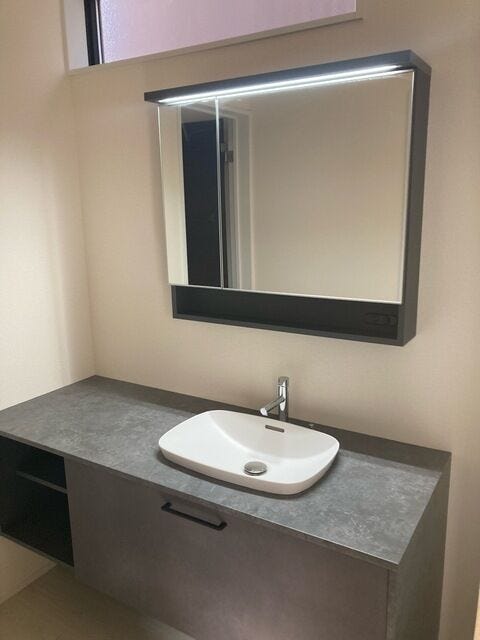 洗面スペースに窓があるので、朝の準備も明るい気分で出来ますね!湿気が溜まりやすい場所でもあるので、換気出来るのも嬉しいポイントです(^^)/