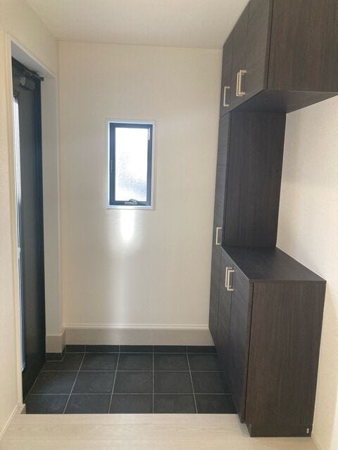 人を迎え入れる最初の場所だからこそ、清潔感がある空間にして頂ける様にゆとりあるシューズボックスを設置しました。おでかけの時も帰った時も、「我が家」を最初に感じでもらえる素敵な空間に♪