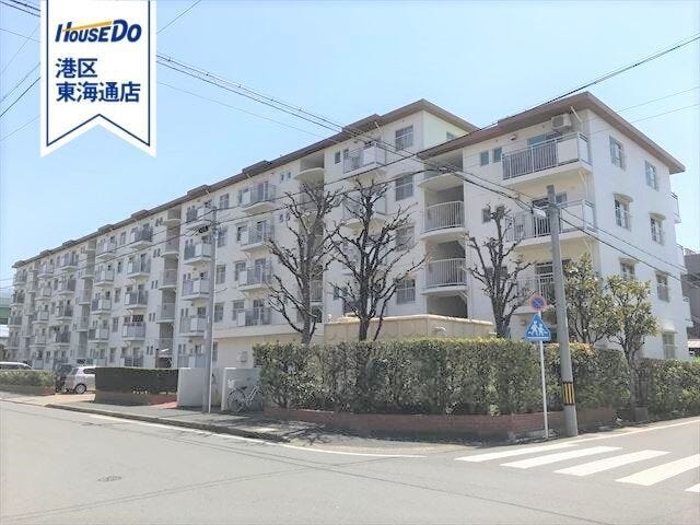 スーパーや薬局、生活雑貨店などが近くにあるので住みやすい場所になります。