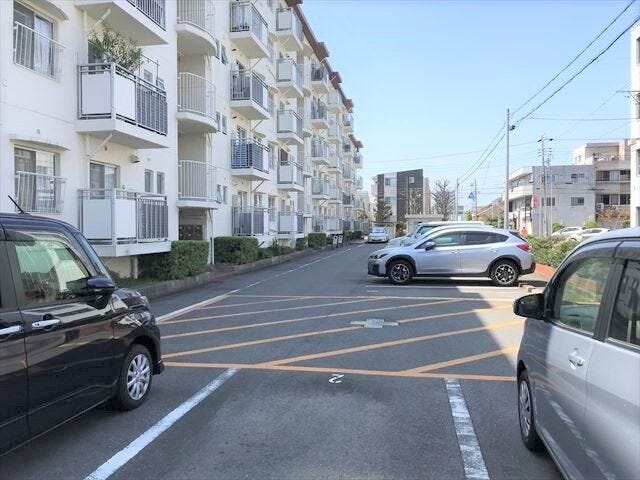 敷地内には駐車場がございます。空き状況はお気軽にお問い合わせください。