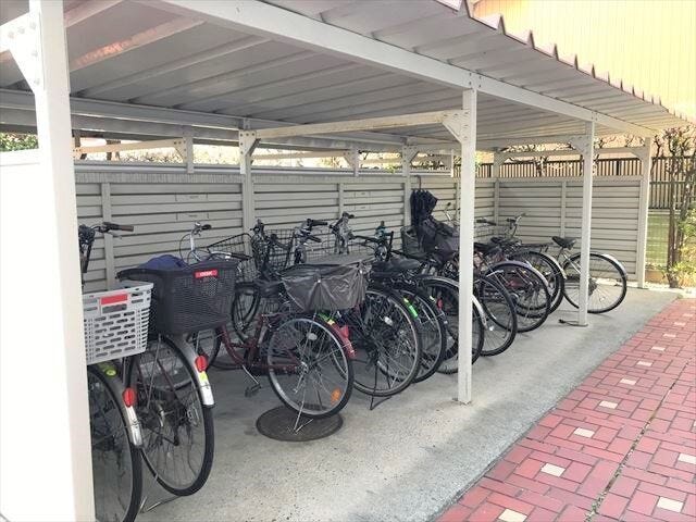 駐輪場には屋根が付いていますので雨からも守ってくれますね。