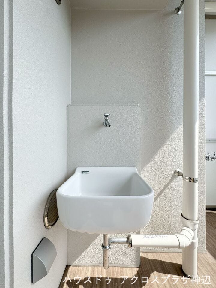 【スロップシンク】
バルコニーには、汚れ物も気兼ねなく水洗いできるスロップシンクがございます。