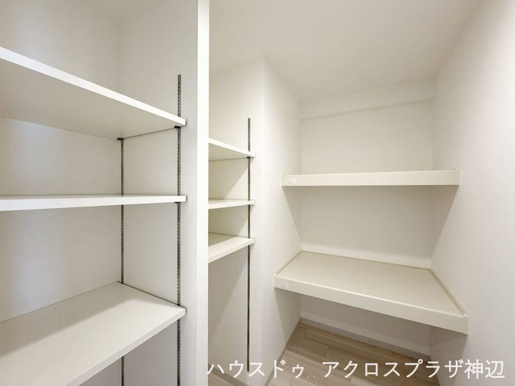 【ファミリークローク】
大容量のファミリークロークには、可動棚があり、ライフスタイルに合わせてお使いいただけます。