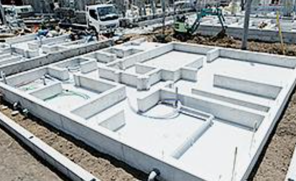 土台に沿ってコンクリートを打つ「布基礎」よりもコストがかかりますが、より丈夫な基礎を築くために、建物の下一面にコンクリートを打つ「ベタ基礎」工法を採用しています。