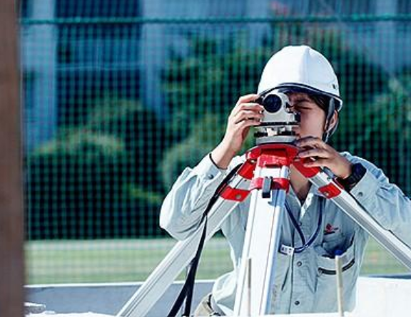 基礎コンクリートや木の土台の高さや水平を測量機を使って正確に測定し、天端レベル確認。また、コンクリート基礎の上に置く土台を中央に設置し、アンカーボルトで固定させるために、土台墨作業を徹底しています。