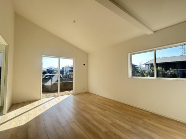 室内にたっぷりと光が差し込む、快適なリビングです。