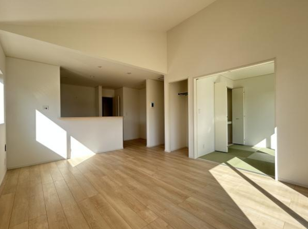 ゆったりとくつろげる、明るく開放的なリビング空間です。