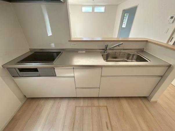 広々としたキッチンで、家族みんなで料理を楽しめます。※画像は類似物件です。