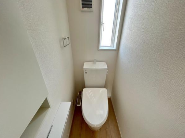 収納付きで、トイレットペーパーや掃除道具もすっきり収納できます。※画像は類似物件です