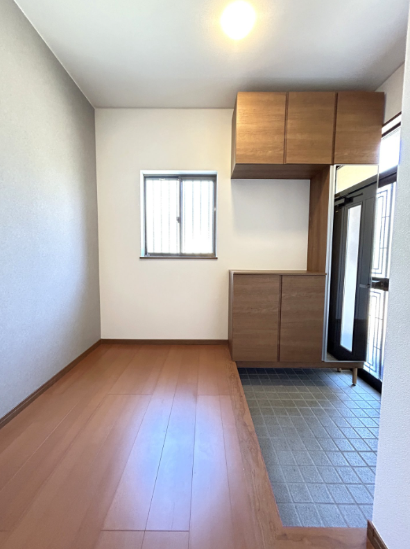 玄関内部です。シューズボックスを新設済