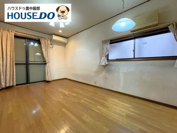 1階リビング。2面採光で日差しが差し込みます。